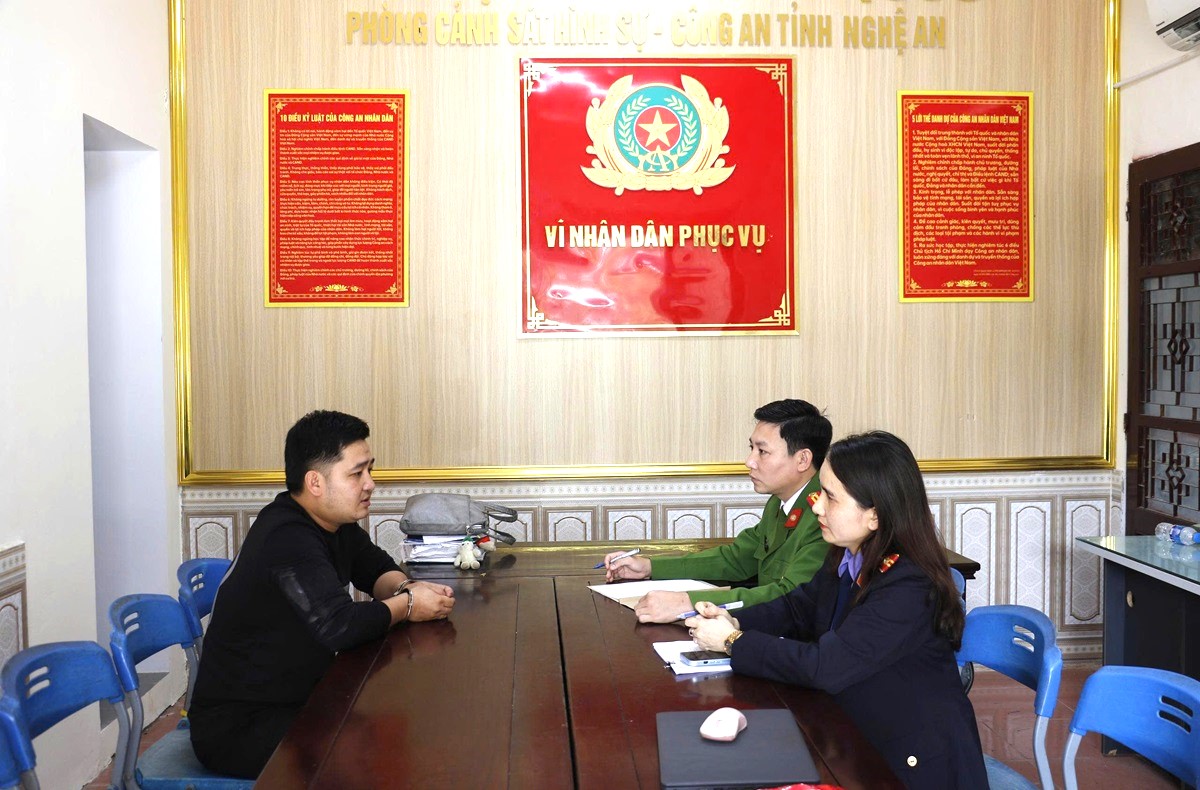 Triệt ph&aacute; ổ nh&oacute;m mua b&aacute;n vũ kh&iacute; qu&acirc;n dụng , bắt 42 đối tượng tại Nghệ An - Ảnh 11.