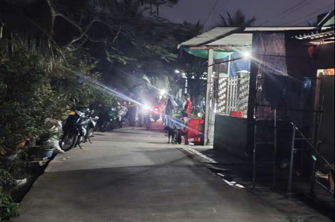 Người đ&agrave;n &ocirc;ng tử vong trước s&acirc;n nh&agrave; do điện giật khi xịt thuốc s&acirc;u - Ảnh 1.