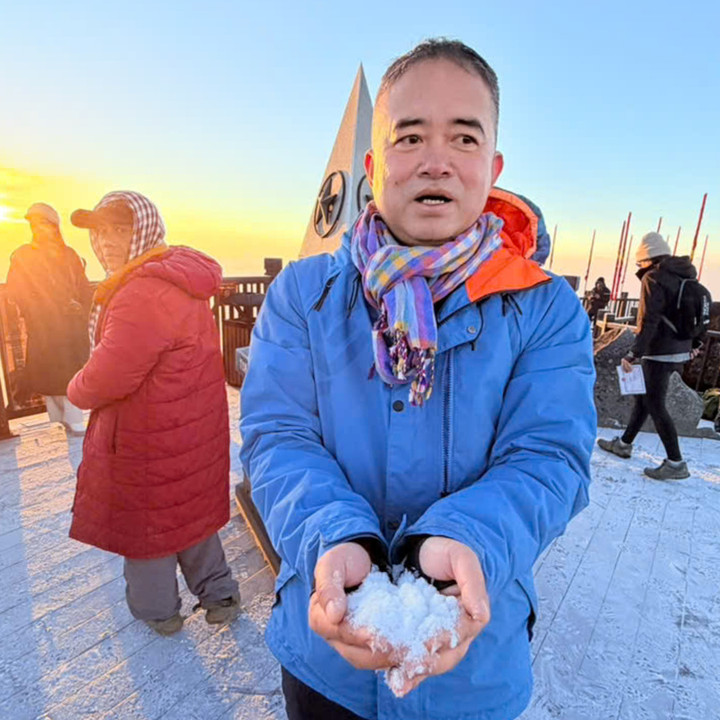 Fansipan băng gi&aacute; xuất hiện lớp băng d&agrave;y nhất m&ugrave;a đ&ocirc;ng , thu h&uacute;t du kh&aacute;ch đến trải nghiệm - Ảnh 2.