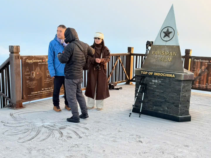 Fansipan băng gi&aacute; xuất hiện lớp băng d&agrave;y nhất m&ugrave;a đ&ocirc;ng , thu h&uacute;t du kh&aacute;ch đến trải nghiệm - Ảnh 1.