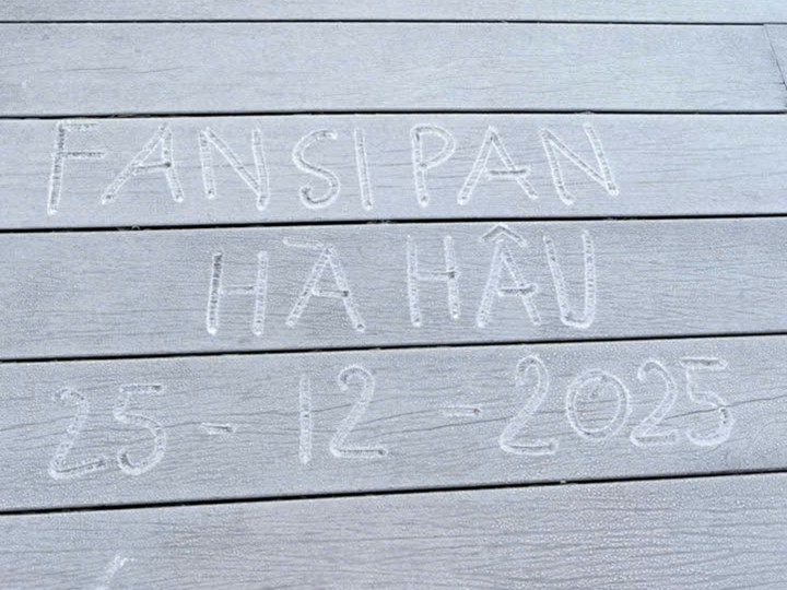 Fansipan băng gi&aacute; xuất hiện lớp băng d&agrave;y nhất m&ugrave;a đ&ocirc;ng , thu h&uacute;t du kh&aacute;ch đến trải nghiệm - Ảnh 4.