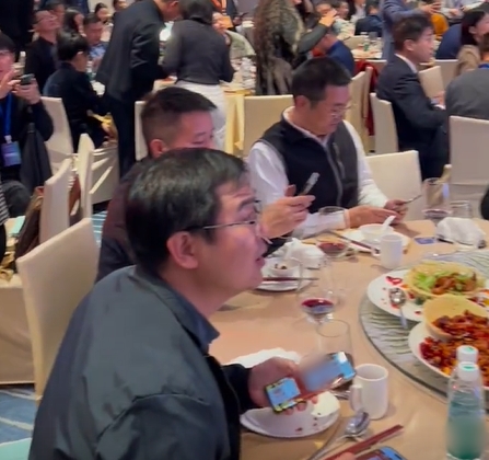 Nh&acirc;n vi&ecirc;n bốc tr&uacute;ng 360 ng&agrave;y nghỉ ph&eacute;p c&oacute; lương trong gala cuối năm: Sếp t&aacute;i mặt y&ecirc;u cầu thương lượng, kết quả ra sao?- Ảnh 1.