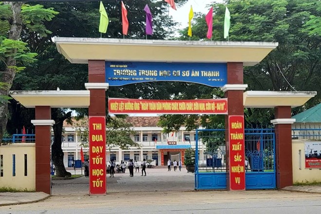 Kỷ luật ph&oacute; hiệu trưởng y&ecirc;u cầu học sinh qu&eacute;t r&aacute;c giữa tiết học nắng n&oacute;ng - Ảnh 1.