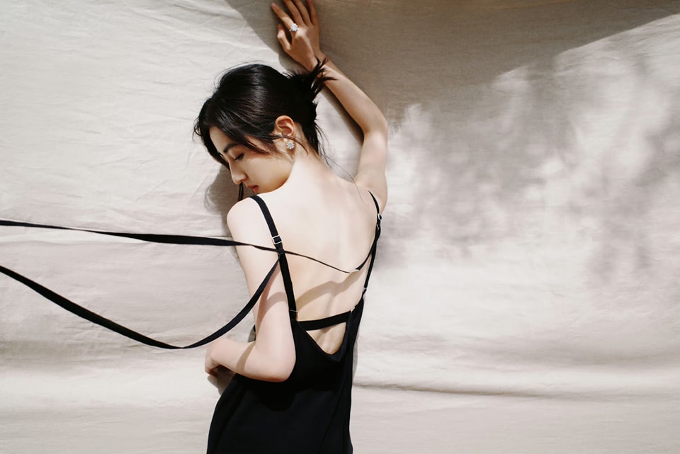 Sao nữ gen Z lộ vết bầm bất thường tr&ecirc;n ngực v&agrave; c&aacute;nh tay - Ảnh 4.