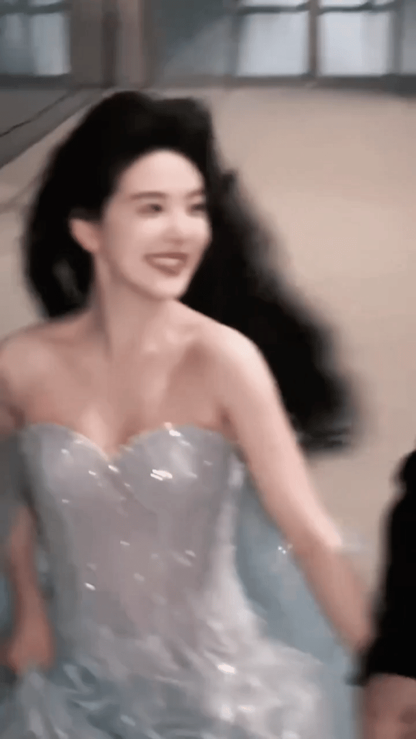 C&ocirc; g&aacute;i khiến 10 triệu người say đắm nay t&agrave;n tạ v&igrave; &eacute;p c&acirc;n, chỉ mặc vừa quần &aacute;o trẻ con 12 tuổi - Ảnh 7.