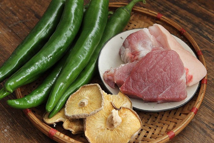 Kh&ocirc;ng phải l&aacute; lốt hay mướp đắng, loại nguy&ecirc;n liệu n&agrave;y đem nhồi thịt ngon bất ngờ, hầu hết chị em chưa từng thử- Ảnh 1.