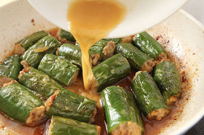 Kh&ocirc;ng phải l&aacute; lốt hay mướp đắng, loại nguy&ecirc;n liệu n&agrave;y đem nhồi thịt ngon bất ngờ, hầu hết chị em chưa từng thử- Ảnh 8.