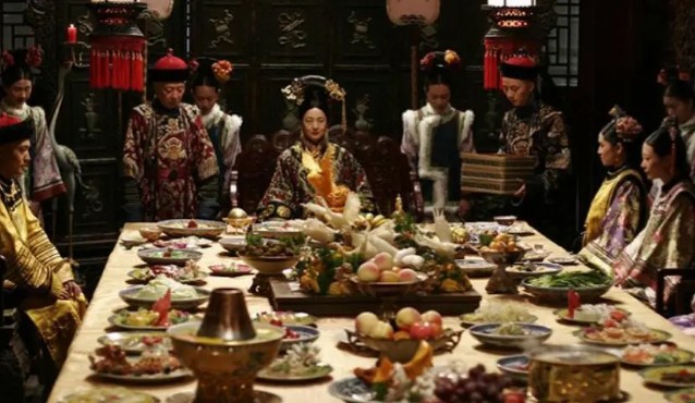 Phi tần mỗi ng&agrave;y chỉ được ph&aacute;t chừng ấy thức ăn, bị cấm qua lại cung kh&aacute;c v&agrave; sống nhờ một th&uacute; giải khu&acirc;y - Ảnh 1.