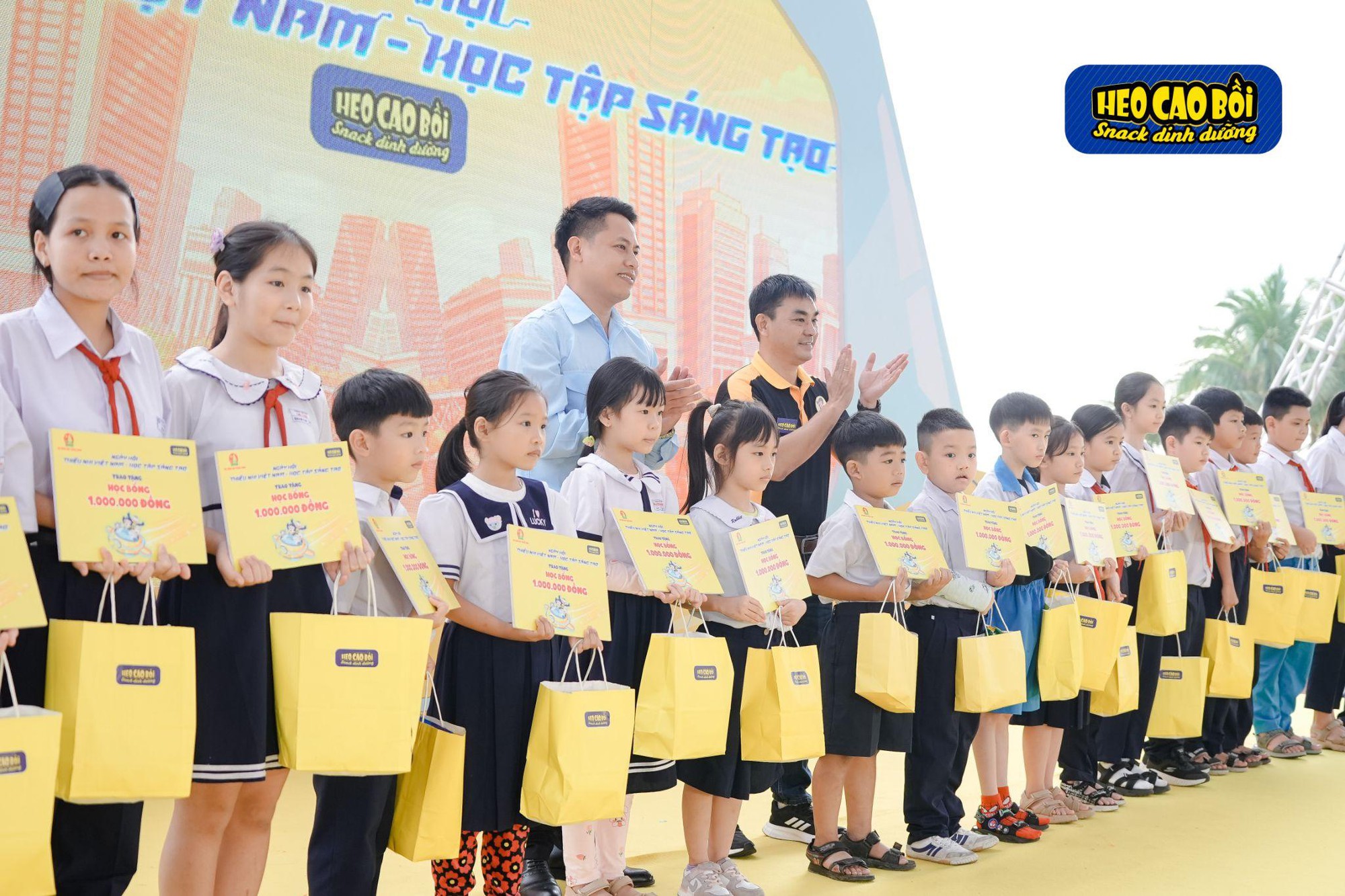 Kh&aacute;m ph&aacute; kh&ocirc;ng gian kỳ ảo hiện đại c&ugrave;ng Heo Cao Bồi tại Th&agrave;nh phố Đ&agrave; Nẵng - Ảnh 2.