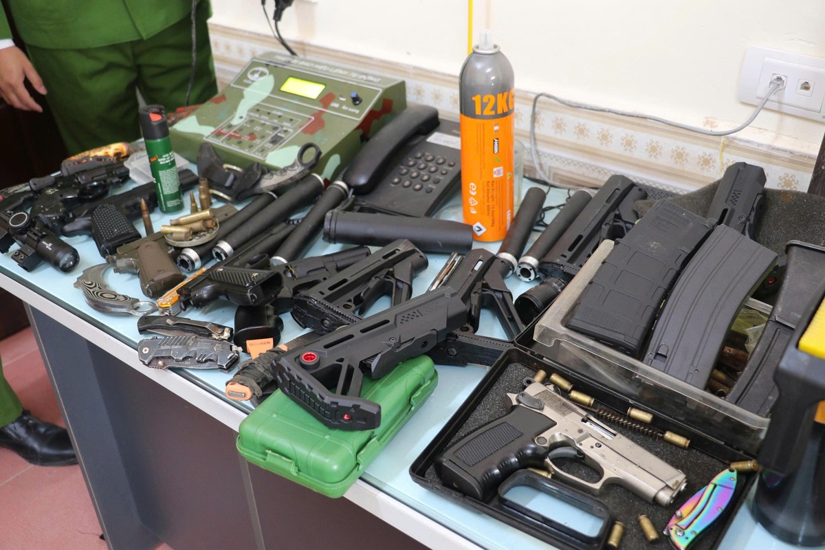 Triệt ph&aacute; ổ nh&oacute;m mua b&aacute;n vũ kh&iacute; qu&acirc;n dụng , bắt 42 đối tượng tại Nghệ An - Ảnh 2.