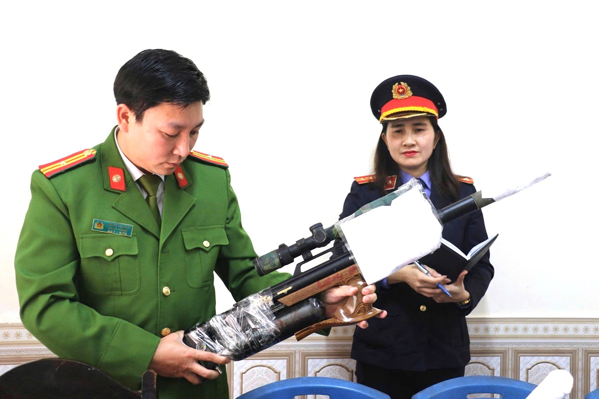 Triệt ph&aacute; ổ nh&oacute;m mua b&aacute;n vũ kh&iacute; qu&acirc;n dụng , bắt 42 đối tượng tại Nghệ An - Ảnh 4.