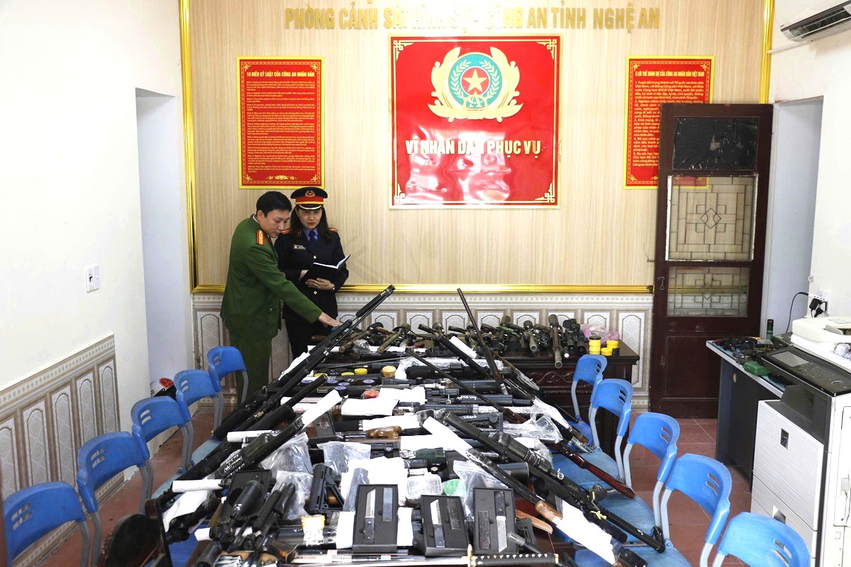 Triệt ph&aacute; ổ nh&oacute;m mua b&aacute;n vũ kh&iacute; qu&acirc;n dụng , bắt 42 đối tượng tại Nghệ An - Ảnh 5.