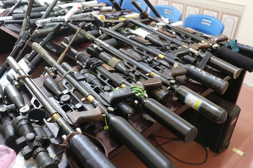 Triệt ph&aacute; ổ nh&oacute;m mua b&aacute;n vũ kh&iacute; qu&acirc;n dụng , bắt 42 đối tượng tại Nghệ An - Ảnh 1.