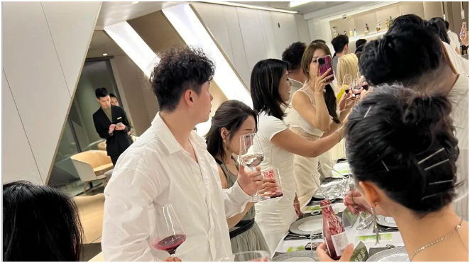 Thường cầm điện thoại theo 3 c&aacute;ch n&agrave;y l&agrave; biểu hiện của EQ thấp, tuyệt đối tr&aacute;nh khi đi Tất ni&ecirc;n c&ocirc;ng ty- Ảnh 2.