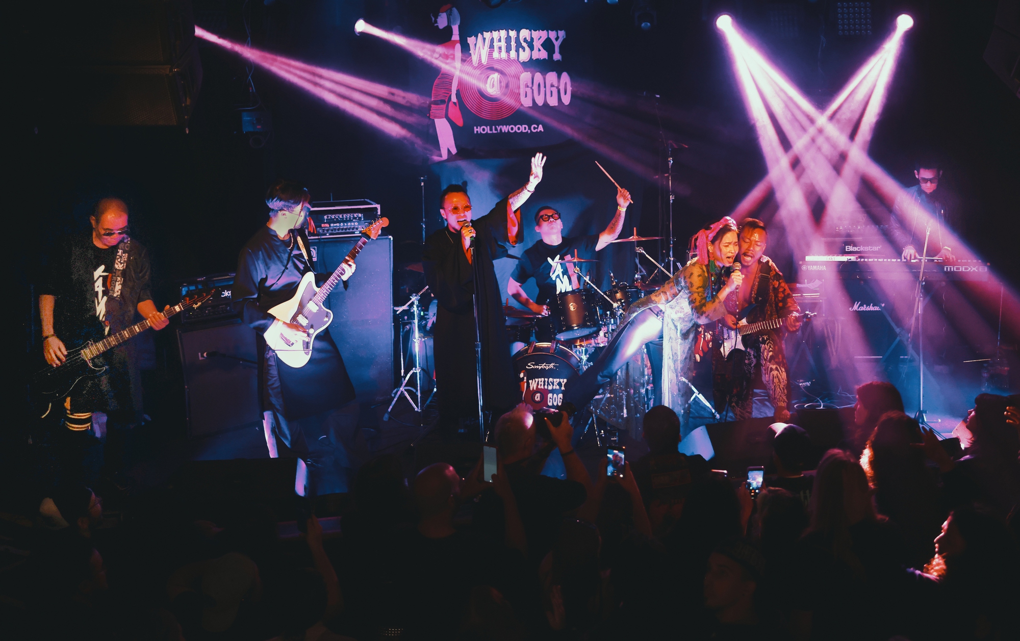 Đồng Lan lần đầu h&aacute;t rock tr&ecirc;n s&acirc;n khấu huyền thoại của Hollywood- Ảnh 2.