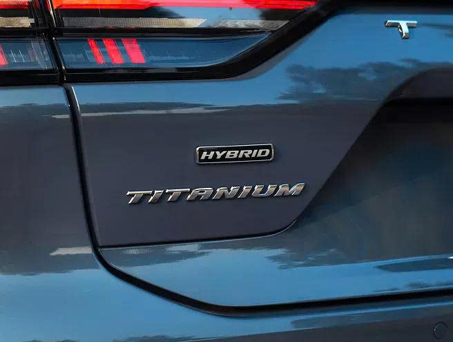 Cận cảnh Ford Mondeo 2025 vừa ra mắt: Sedan đấu Camry m&agrave; người Việt từng th&egrave;m muốn, m&agrave;n h&igrave;nh si&ecirc;u lớn, c&oacute; động cơ hybrid- Ảnh 2.