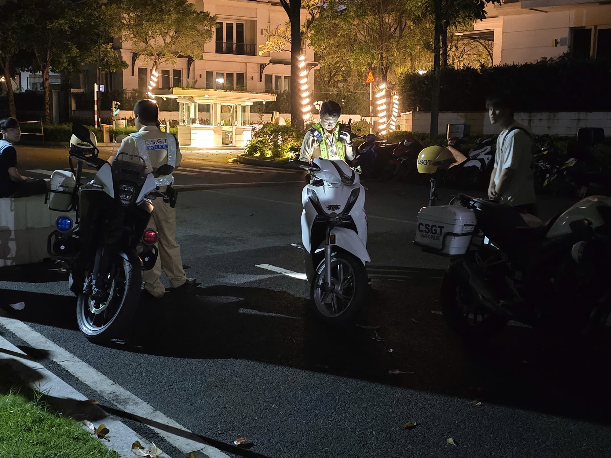 CSGT xử l&yacute; thanh thiếu ni&ecirc;n nẹt p&ocirc; tại khu đ&ocirc; thị Sala V&agrave;o đ&ecirc;m Gi&aacute;ng sinh - Ảnh 2.