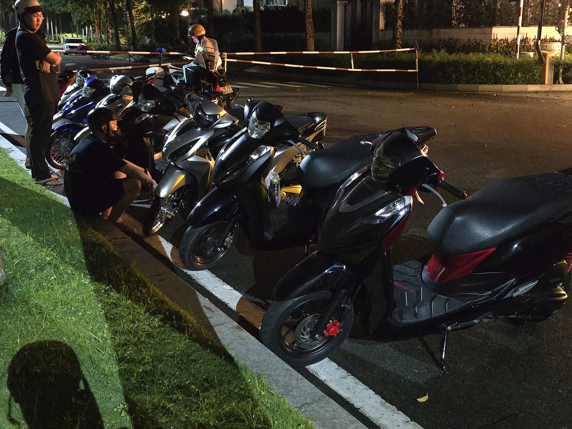 CSGT xử l&yacute; thanh thiếu ni&ecirc;n nẹt p&ocirc; tại khu đ&ocirc; thị Sala V&agrave;o đ&ecirc;m Gi&aacute;ng sinh - Ảnh 1.