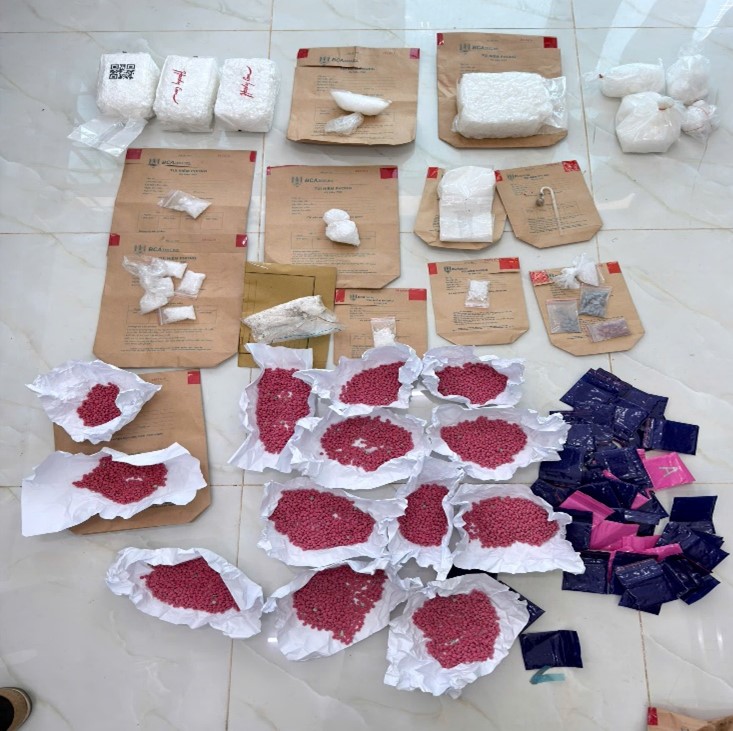 Hơn 200 cảnh sát đồng loạt khám xét nơi ở, bắt hàng chục đối tượng trong một chuyên án lớn- Ảnh 1.