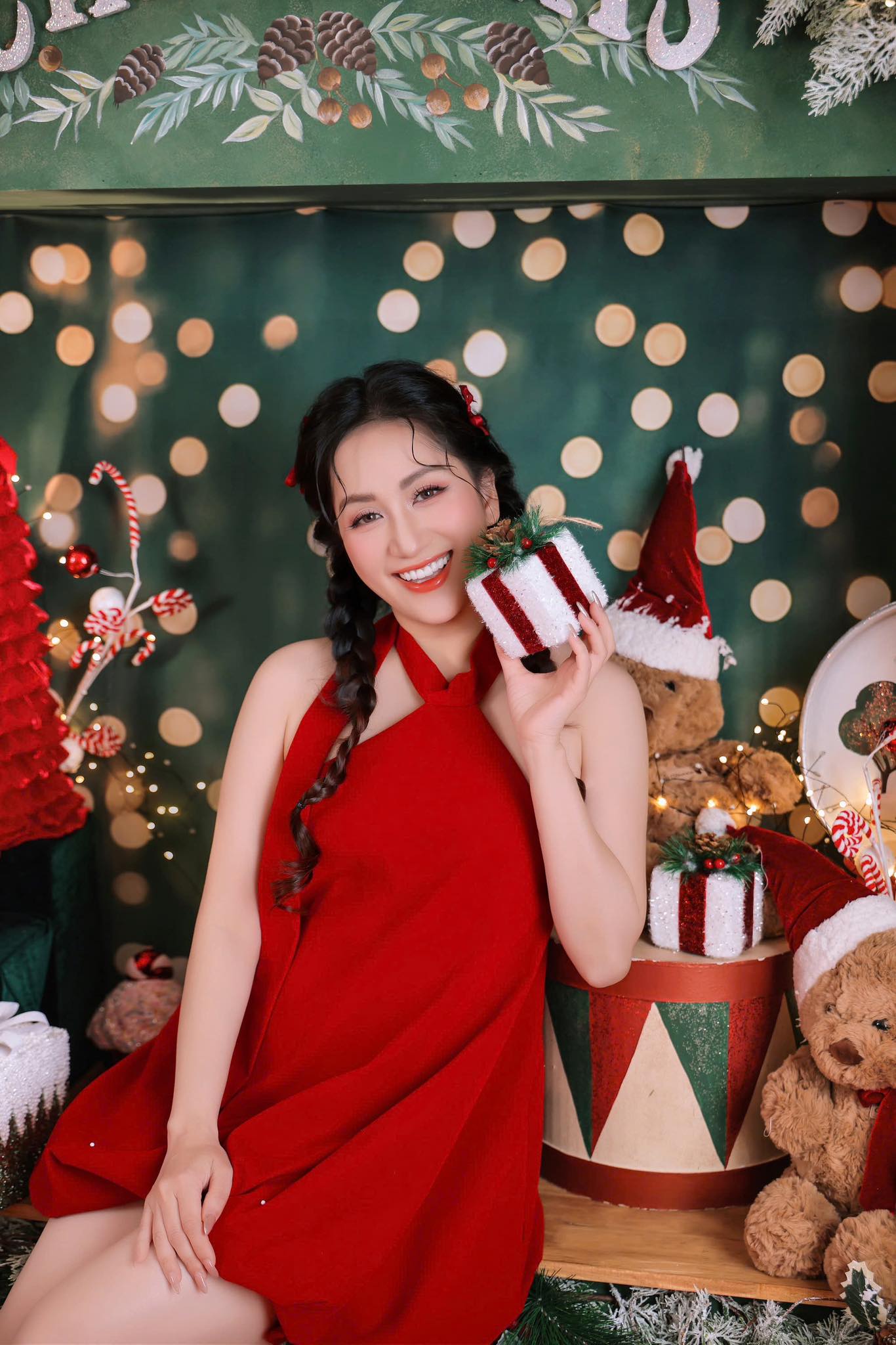 7 triệu người xem mẹ 3 con Kh&aacute;nh Thi "hồi xu&acirc;n" như c&ocirc; g&aacute;i đ&ocirc;i mươi b&ecirc;n Phan Hiển, nh&igrave;n kh&ocirc;ng đo&aacute;n nổi tuổi thật - Ảnh 2.