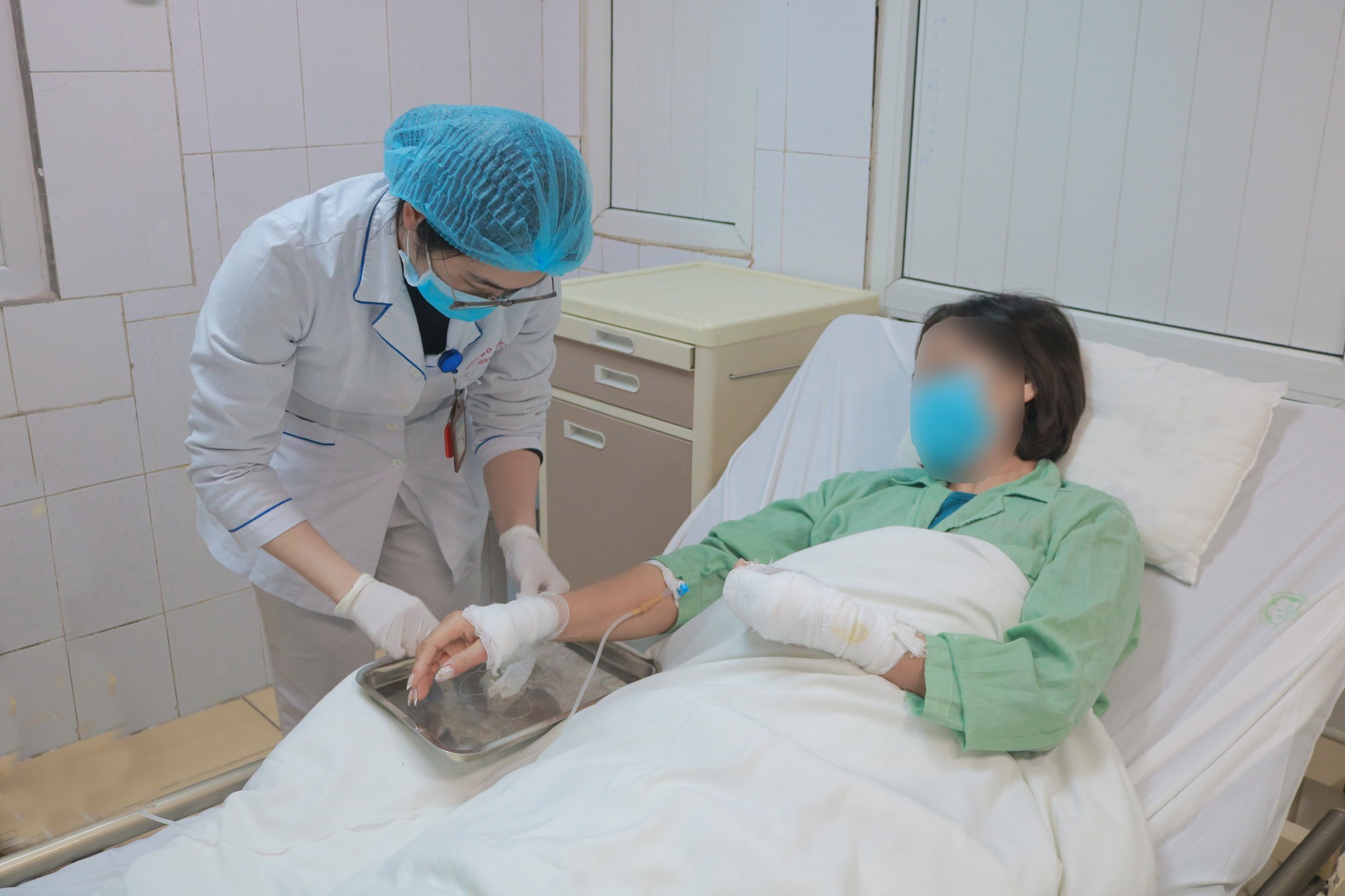 Bồn cầu ph&aacute;t nổ sau khi đổ h&oacute;a chất, người phụ nữ bỏng nặng - Ảnh 2.