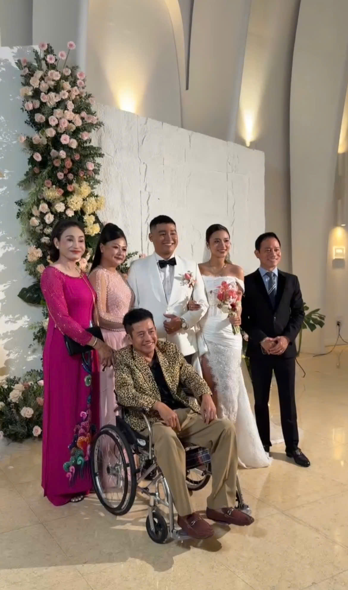 Nghệ sĩ h&agrave;i Tấn Beo x&uacute;c động rơi nước mắt trong ng&agrave;y cưới con trai - Ảnh 1.