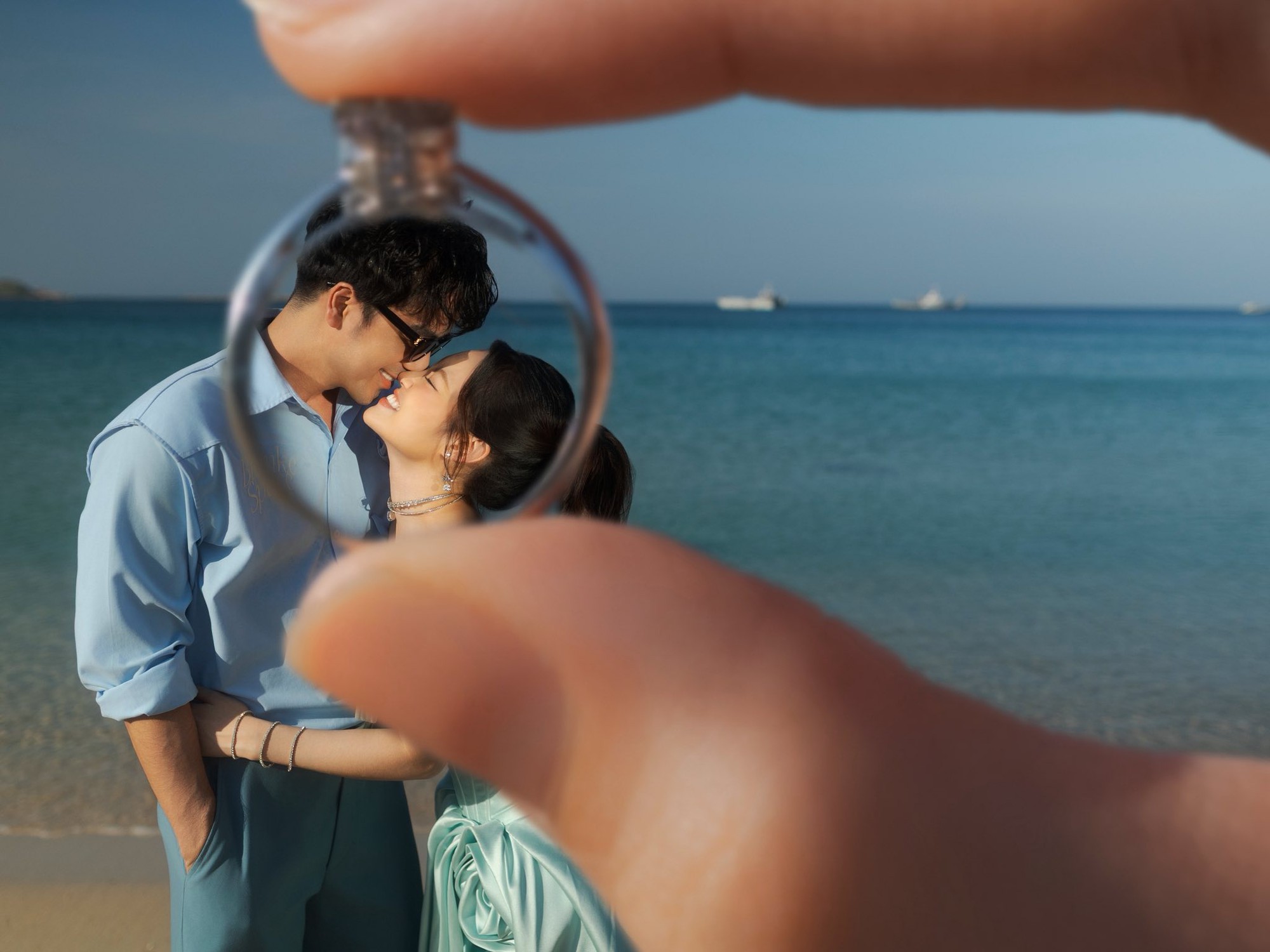 Đám cưới nam diễn viên Vbiz và vợ bác sĩ kém 16 tuổi: Cô dâu chú rể sánh đôi, dàn sao nổi tiếng tham dự - Ảnh 1.