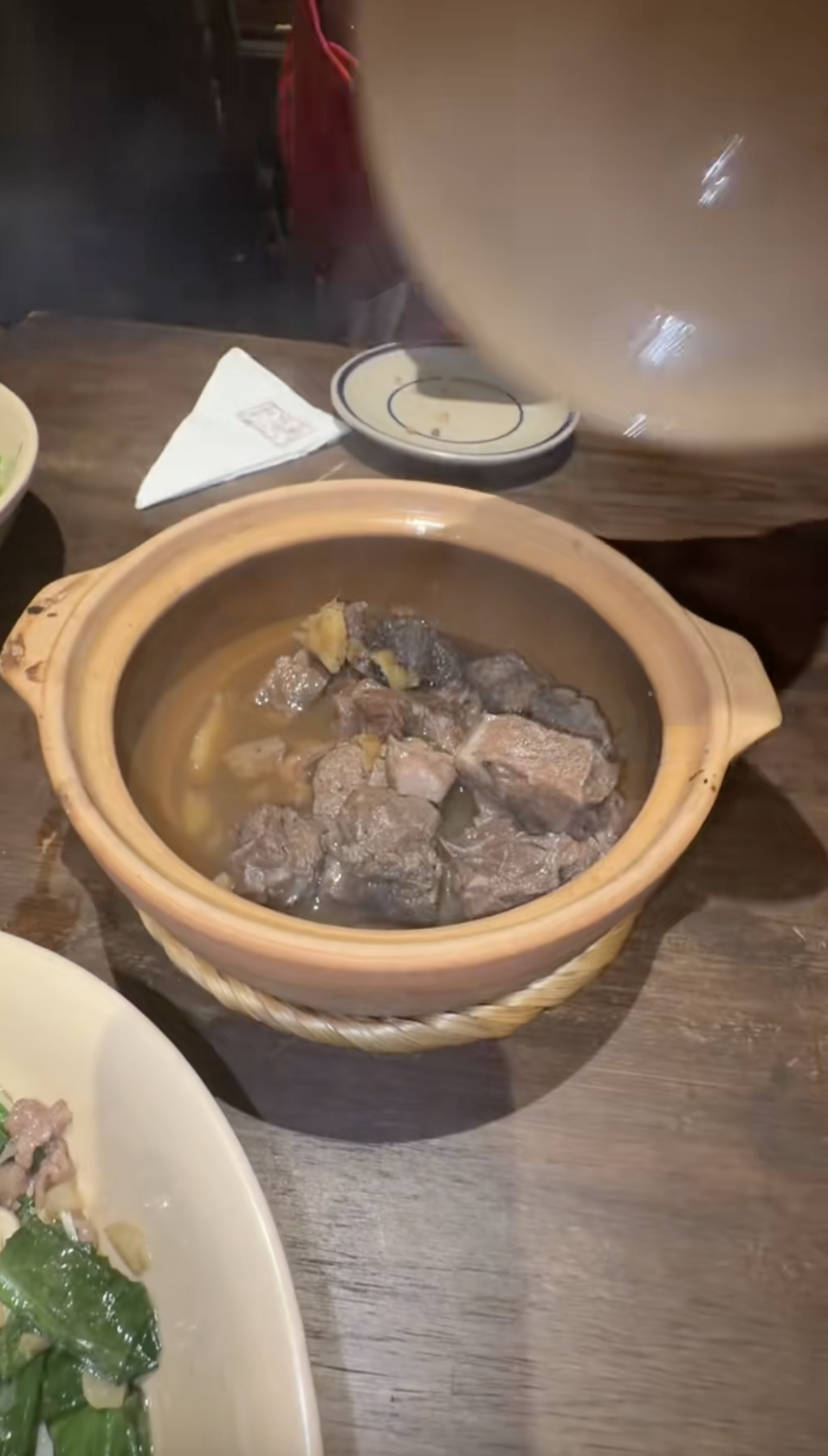 Bữa cơm nh&agrave; gi&aacute; 1,8 triệu khiến 4 vị kh&aacute;ch T&acirc;y ngỡ ng&agrave;ng khi du lịch H&agrave; Nội- Ảnh 8.