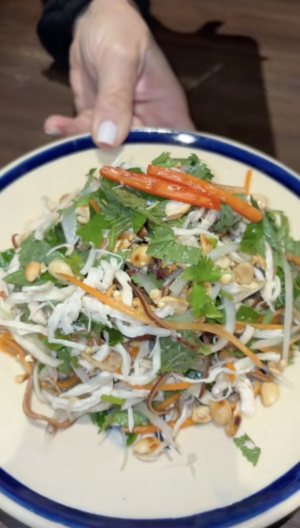 Bữa cơm nh&agrave; gi&aacute; 1,8 triệu khiến 4 vị kh&aacute;ch T&acirc;y ngỡ ng&agrave;ng khi du lịch H&agrave; Nội- Ảnh 3.