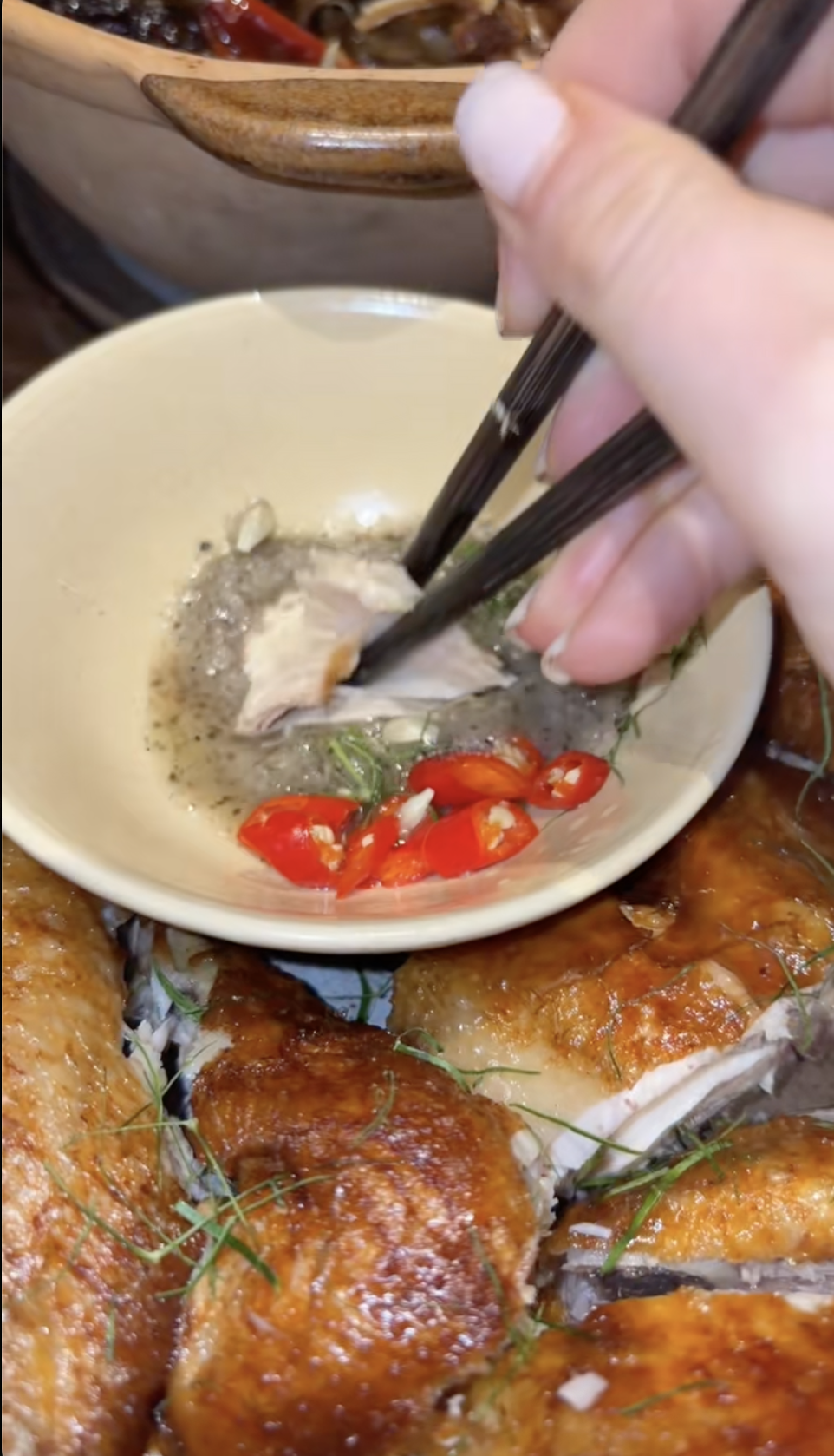 Bữa cơm nh&agrave; gi&aacute; 1,8 triệu khiến 4 vị kh&aacute;ch T&acirc;y ngỡ ng&agrave;ng khi du lịch H&agrave; Nội- Ảnh 11.