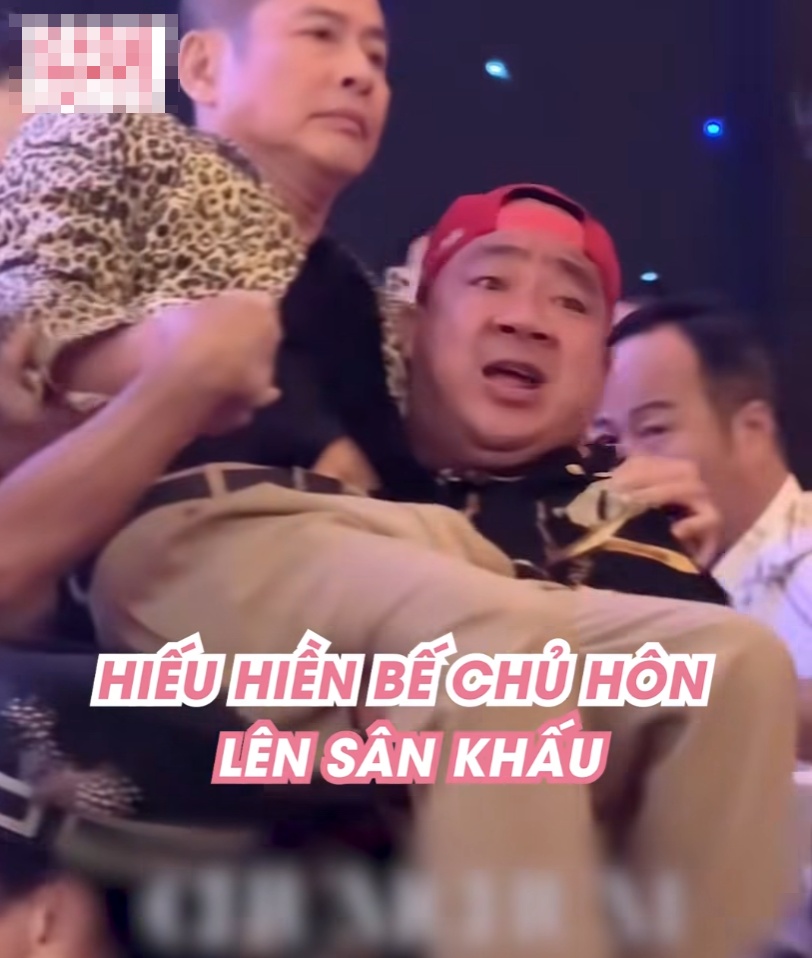 Đ&aacute;m cưới con trai: Tấn Beo được đồng nghiệp bế l&ecirc;n s&acirc;n khấu, x&uacute;c động bật kh&oacute;c - Ảnh 3.