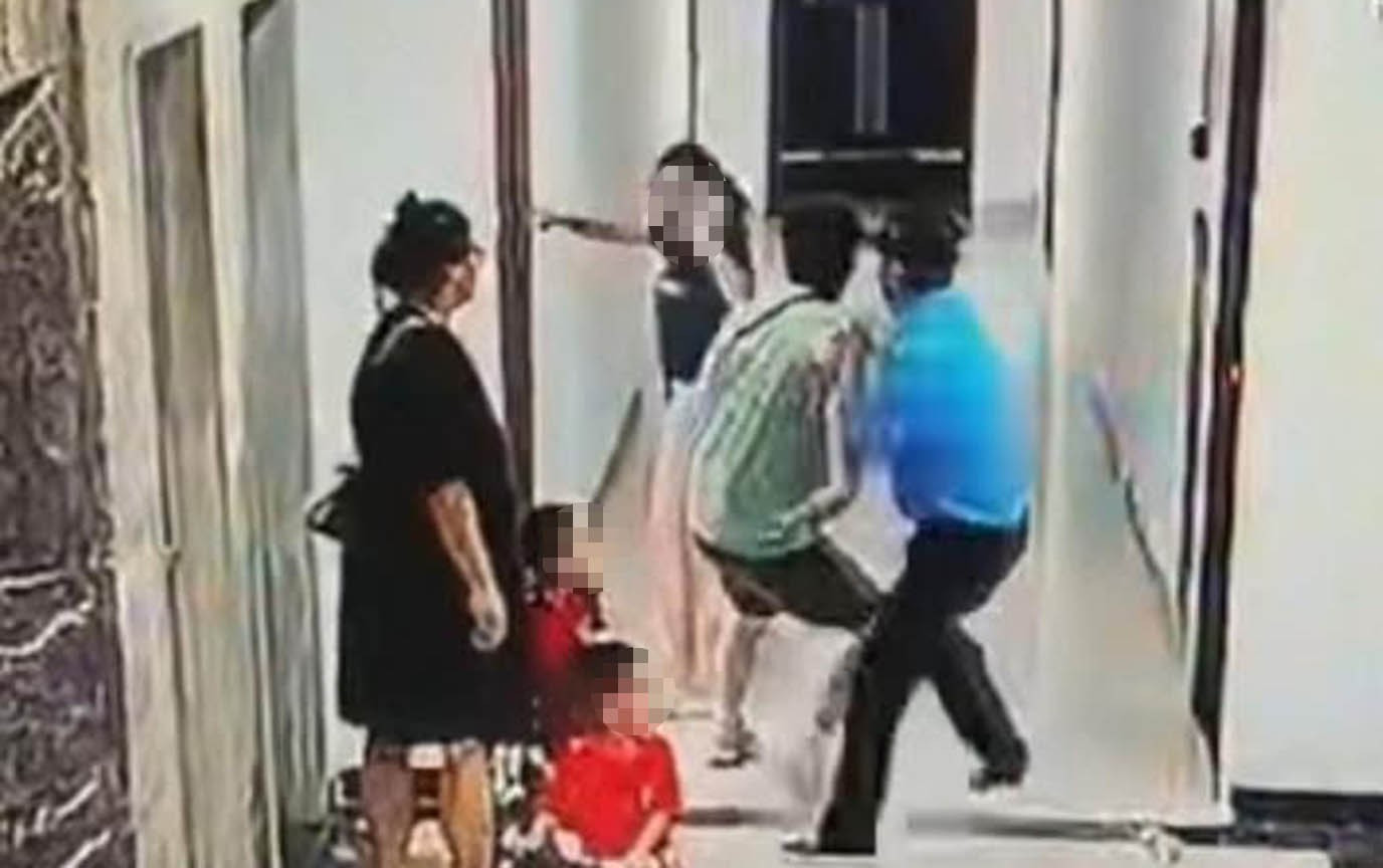 Những h&igrave;nh ảnh đầu ti&ecirc;n phi&ecirc;n t&ograve;a xử người đ&agrave;n &ocirc;ng đ&aacute;nh phụ nữ H&agrave; Nội g&acirc;y x&ocirc;n xao - Ảnh 7.