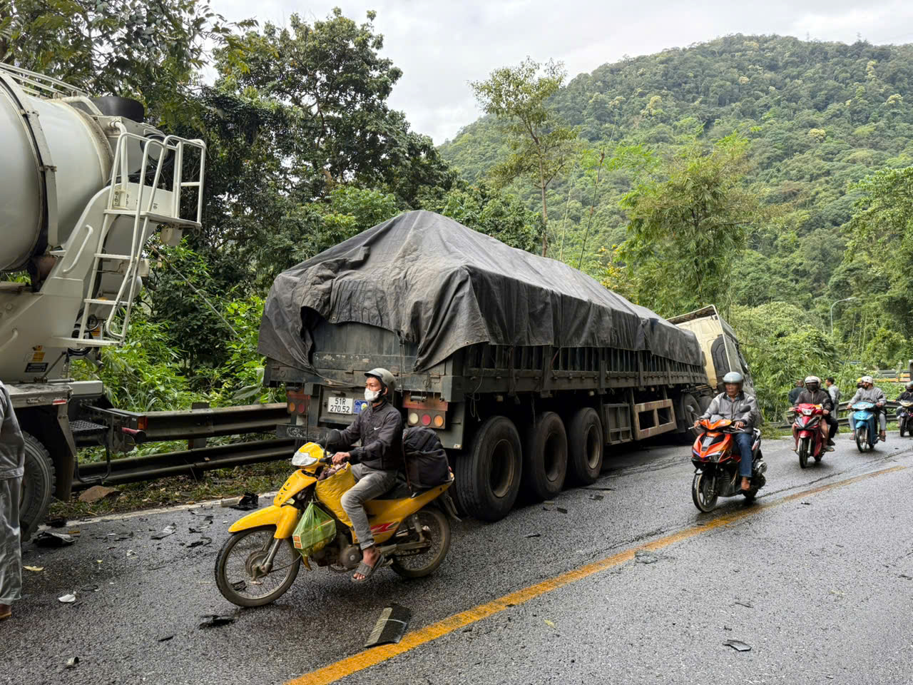 Hai phụ nữ tho&aacute;t nạn khi xe đầu k&eacute;o mất thắng tr&ecirc;n đ&egrave;o Bảo Lộc - Ảnh 1.