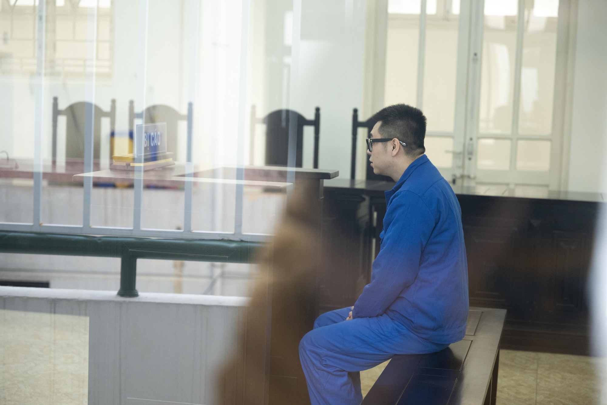 Những h&igrave;nh ảnh đầu ti&ecirc;n phi&ecirc;n t&ograve;a xử người đ&agrave;n &ocirc;ng đ&aacute;nh phụ nữ H&agrave; Nội g&acirc;y x&ocirc;n xao - Ảnh 4.