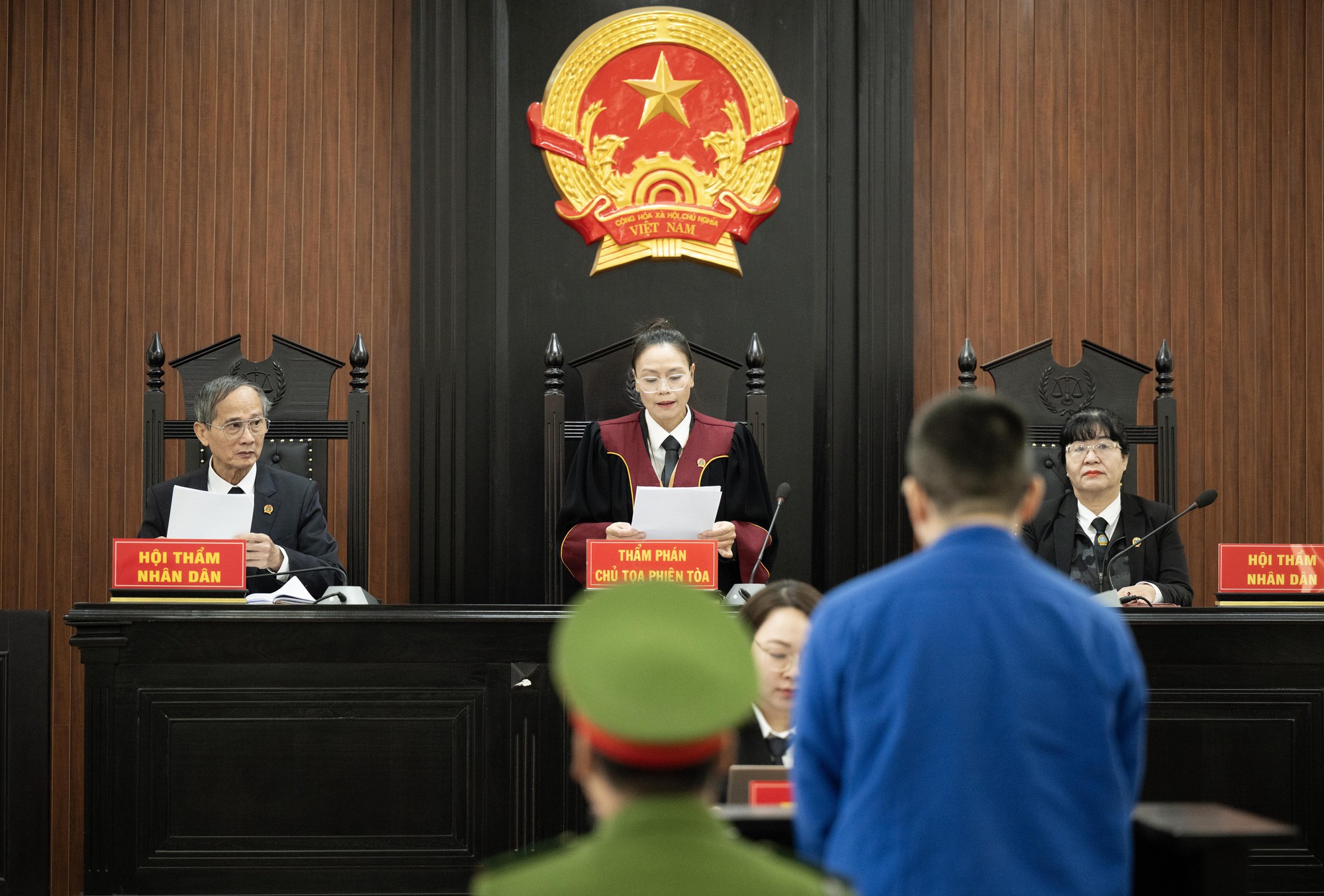 Những h&igrave;nh ảnh đầu ti&ecirc;n phi&ecirc;n t&ograve;a xử người đ&agrave;n &ocirc;ng đ&aacute;nh phụ nữ H&agrave; Nội g&acirc;y x&ocirc;n xao - Ảnh 5.