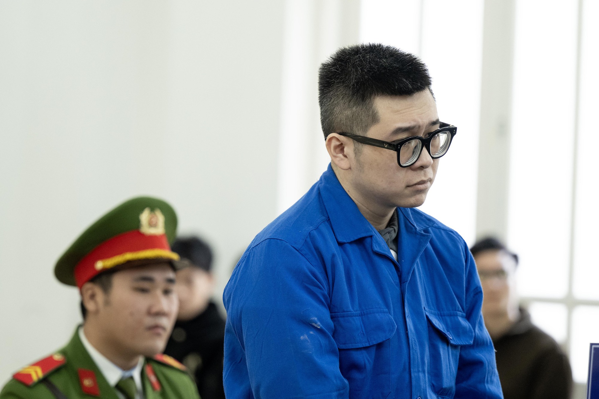 Những h&igrave;nh ảnh đầu ti&ecirc;n phi&ecirc;n t&ograve;a xử người đ&agrave;n &ocirc;ng đ&aacute;nh phụ nữ H&agrave; Nội g&acirc;y x&ocirc;n xao - Ảnh 3.