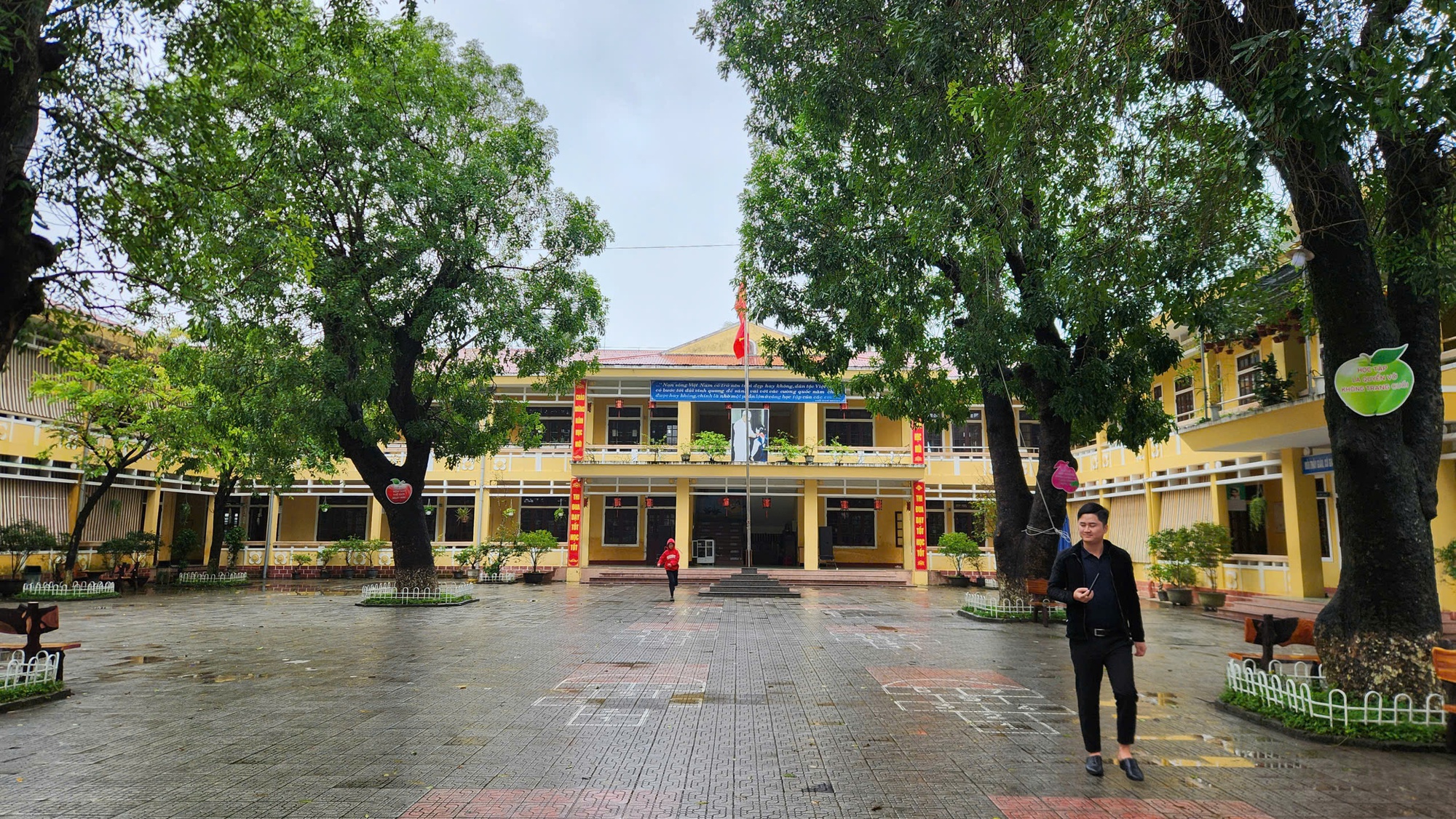 Nhiều học sinh lớp 2 bị n&ocirc;n &oacute;i khi vừa ăn bữa trưa tại trường - Ảnh 2.