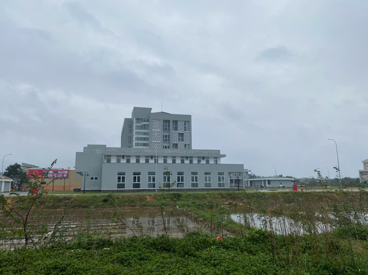 Thanh tra chỉ ra sai s&oacute;t đấu thầu, chủ đầu tư n&oacute;i do "lỗi đ&aacute;nh m&aacute;y" - Ảnh 1.