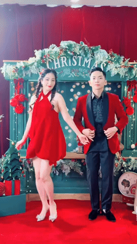 7 triệu người xem mẹ 3 con Kh&aacute;nh Thi "hồi xu&acirc;n" như c&ocirc; g&aacute;i đ&ocirc;i mươi b&ecirc;n Phan Hiển, nh&igrave;n kh&ocirc;ng đo&aacute;n nổi tuổi thật - Ảnh 1.