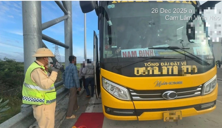 Phạt 97 , 5 triệu đồng xe kh&aacute;ch chở qu&aacute; số người quy định tr&ecirc;n cao tốc - Ảnh 1.