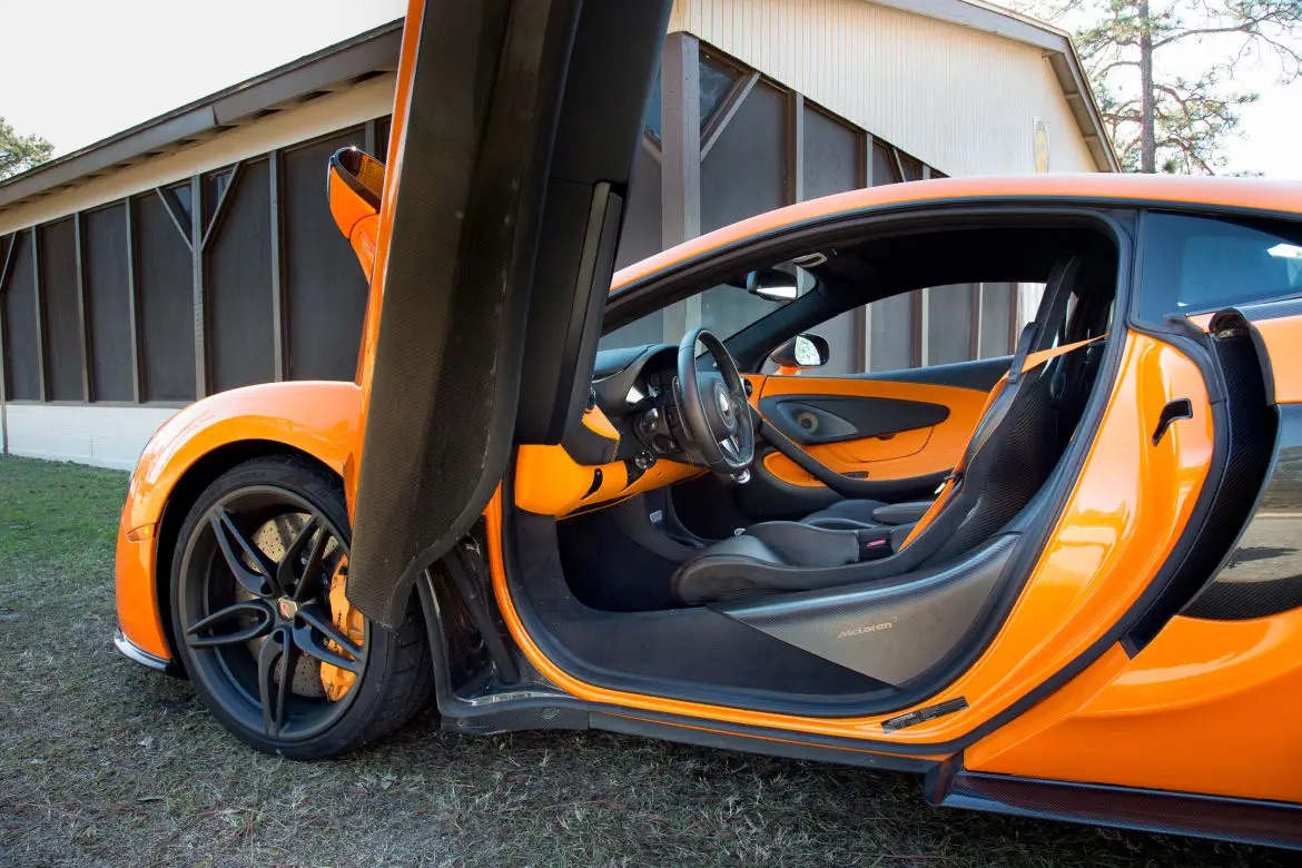 Đăng clip c&ocirc; g&aacute;i kh&ocirc;ng biết mở cửa xe McLaren g&acirc;y sốt, thanh ni&ecirc;n tạo tranh c&atilde;i khi khẳng định đ&acirc;y l&agrave; &lsquo;t&iacute;n hiệu tốt&rsquo;- Ảnh 1.