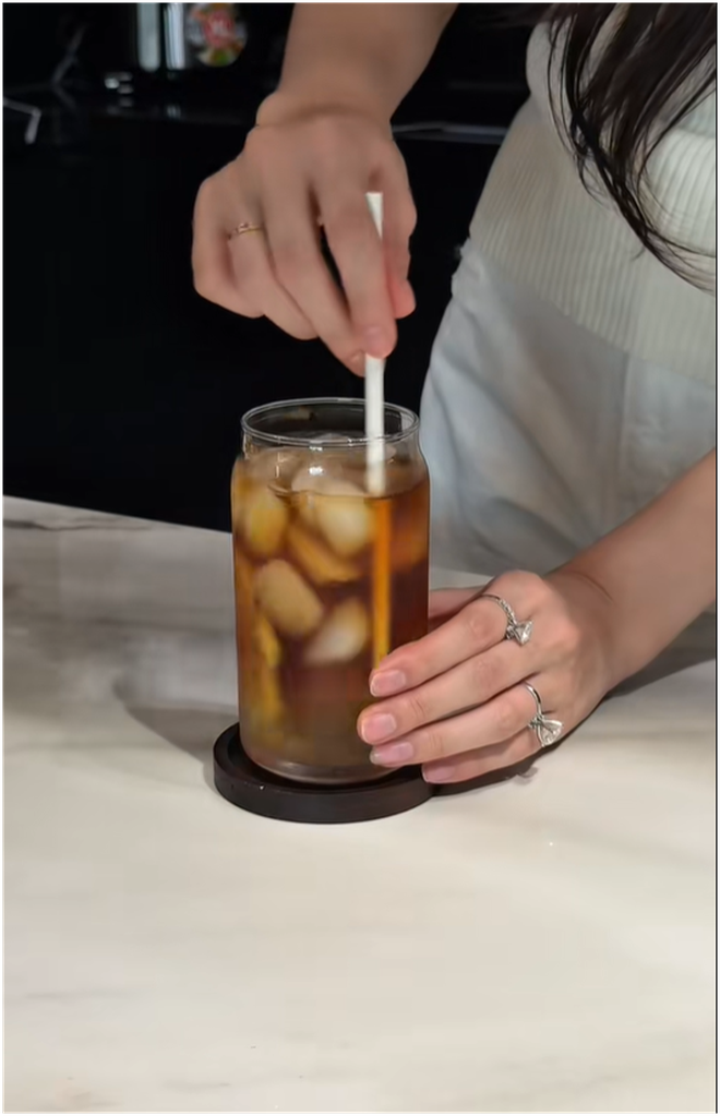 2 chiếc nhẫn kim cương tr&ecirc;n tay Đỗ H&agrave; - con d&acirc;u Tập đo&agrave;n Sơn Hải g&acirc;y b&agrave;n t&aacute;n- Ảnh 4.