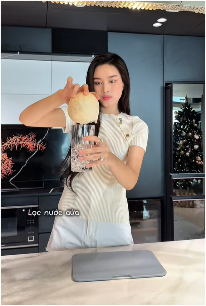 2 chiếc nhẫn kim cương tr&ecirc;n tay Đỗ H&agrave; - con d&acirc;u Tập đo&agrave;n Sơn Hải g&acirc;y b&agrave;n t&aacute;n- Ảnh 1.