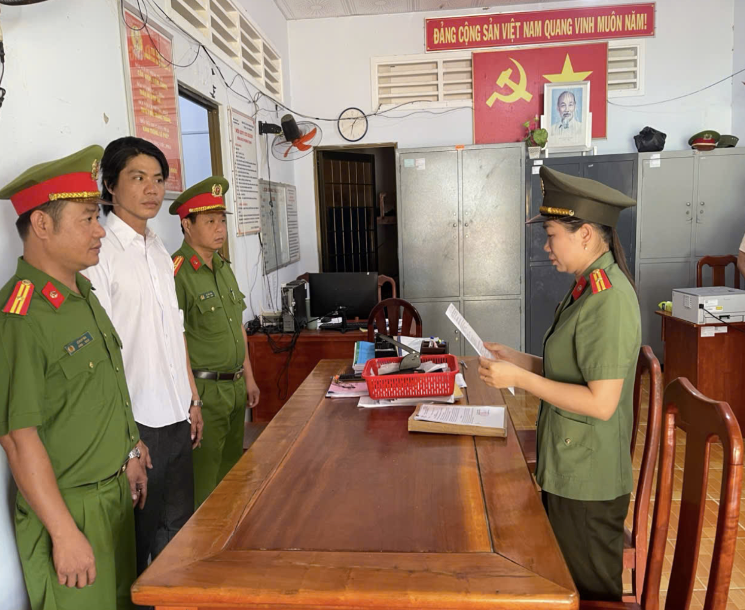 Vĩnh Long: Khởi tố chủ tiệm sửa xe c&oacute; h&agrave;nh vi d&acirc;m &ocirc; nữ sinh - Ảnh 1.