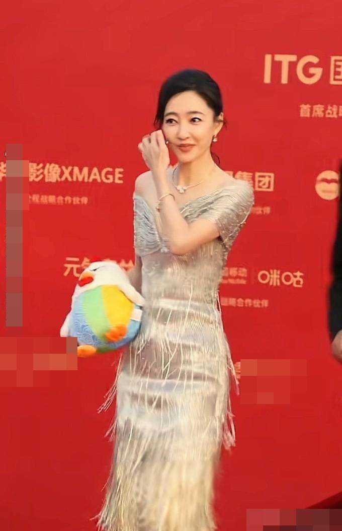 Nhan sắc t&agrave;n tạ đ&aacute;ng thương của nữ diễn vi&ecirc;n phim giờ v&agrave;ng sau khi chồng đại gia bị bắt- Ảnh 4.