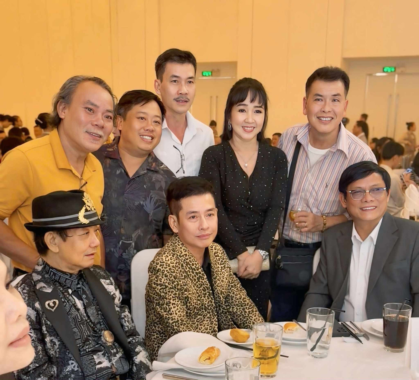 Đ&aacute;m cưới con trai: Tấn Beo được đồng nghiệp bế l&ecirc;n s&acirc;n khấu, x&uacute;c động bật kh&oacute;c - Ảnh 1.