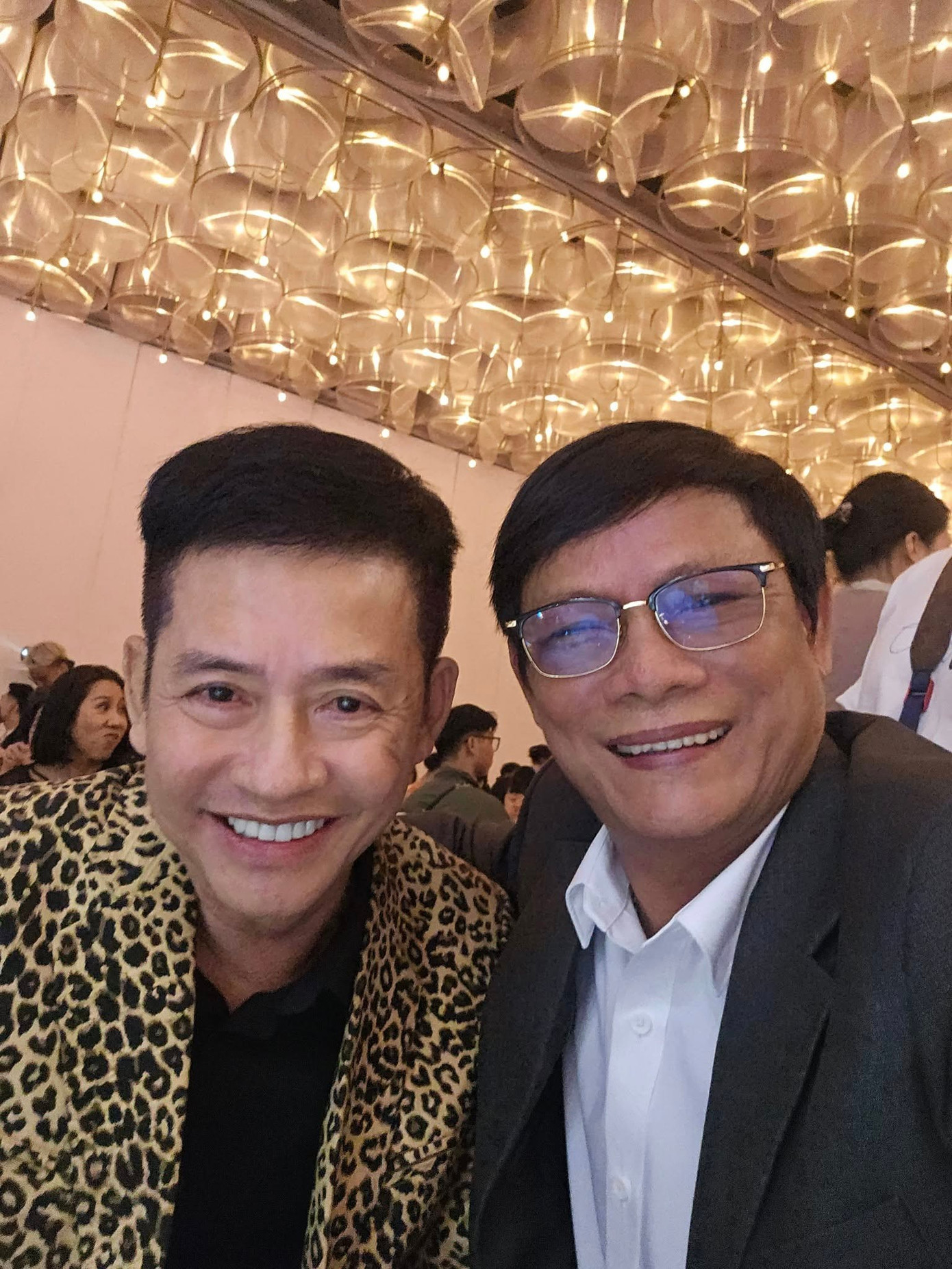 Đ&aacute;m cưới con trai: Tấn Beo được đồng nghiệp bế l&ecirc;n s&acirc;n khấu, x&uacute;c động bật kh&oacute;c - Ảnh 4.