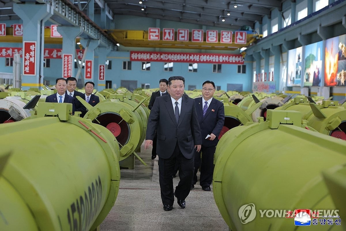 Kim Jong - un chỉ đạo mở rộng năng lực sản xuất t&ecirc;n lửa v&agrave; đạn ph&aacute;o tại Triều Ti&ecirc;n - Ảnh 2.