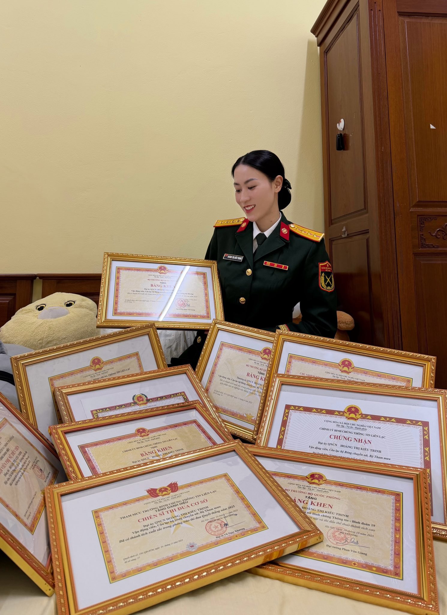 Hoa kh&ocirc;i b&oacute;ng chuyền mang h&agrave;m Đại u&yacute; g&acirc;y sốt với ảnh tổng kết 2025: Visual xinh đẹp, th&agrave;nh t&iacute;ch cực "khủng"! - Ảnh 1.