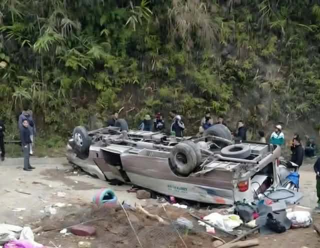 Danh tính 9 người bị thương trong vụ lật xe chở đoàn giáo viên từ Hà Nội đi từ thiện ở Lào Cai - Ảnh 2.